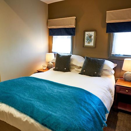 The Fleece At סירנססטר מראה חיצוני תמונה A bedroom at the hotel