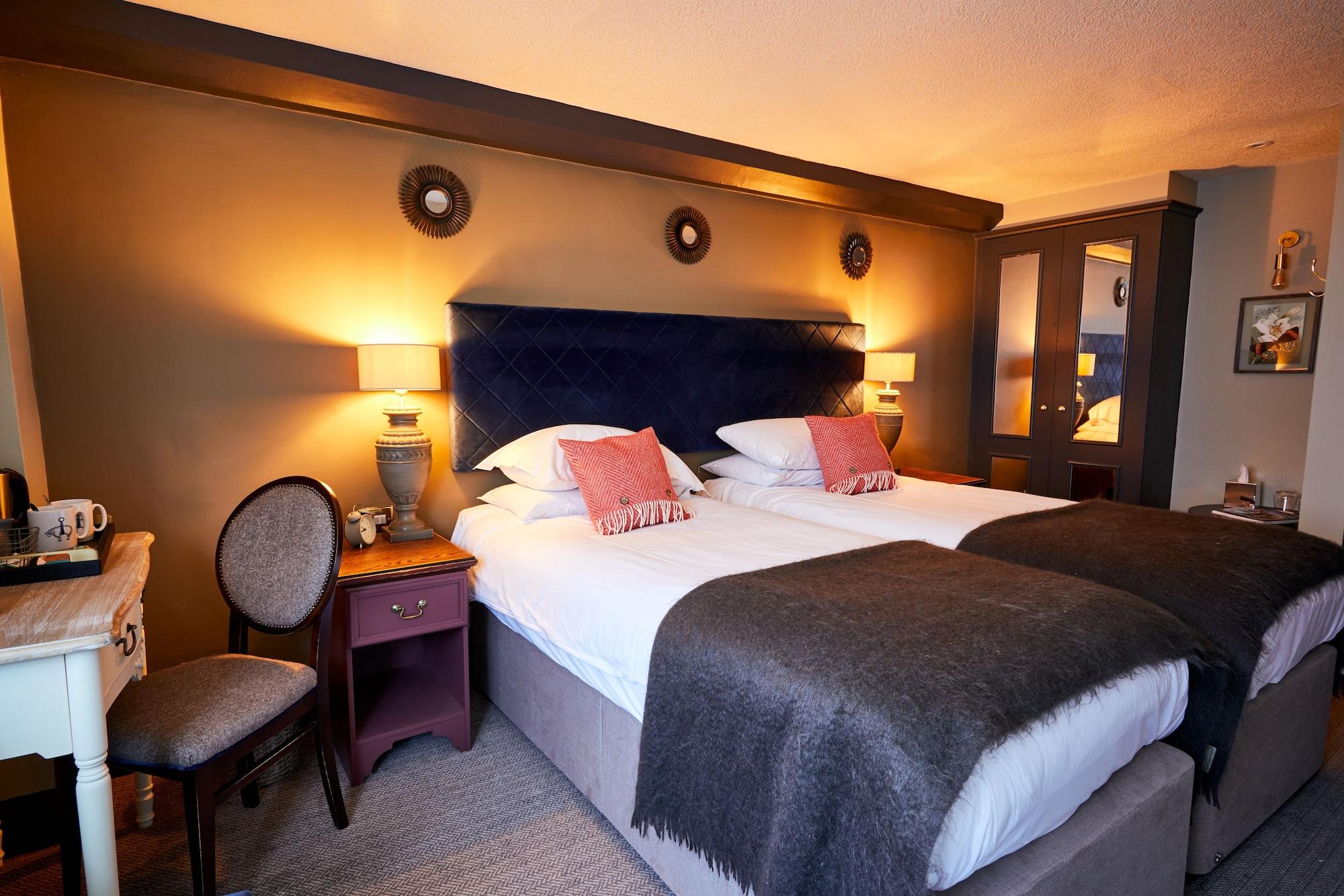 The Fleece At סירנססטר מראה חיצוני תמונה A bedroom at The Swan Hotel