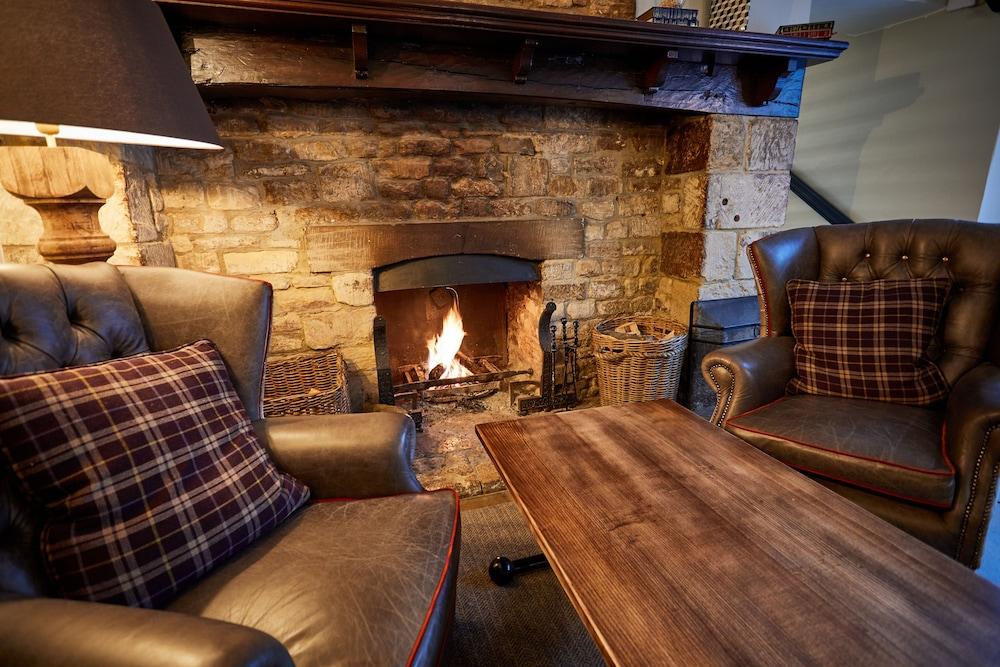 The Fleece At סירנססטר מראה חיצוני תמונה The interior of the pub