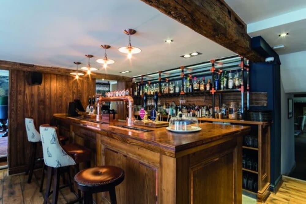 The Fleece At סירנססטר מראה חיצוני תמונה The bar at The Old Dispensary