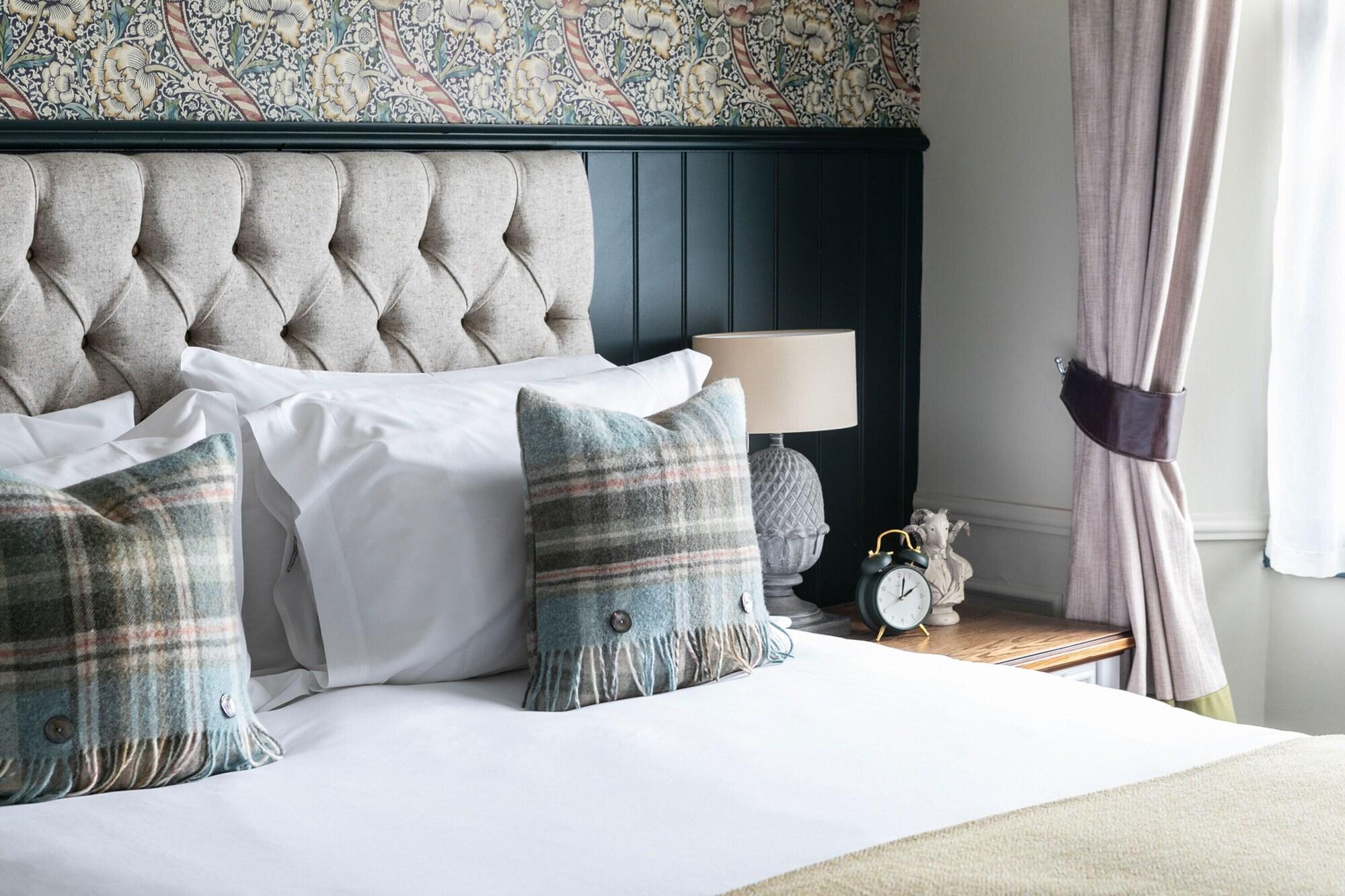 The Fleece At סירנססטר מראה חיצוני תמונה A bedroom at The Old Bank Hotel
