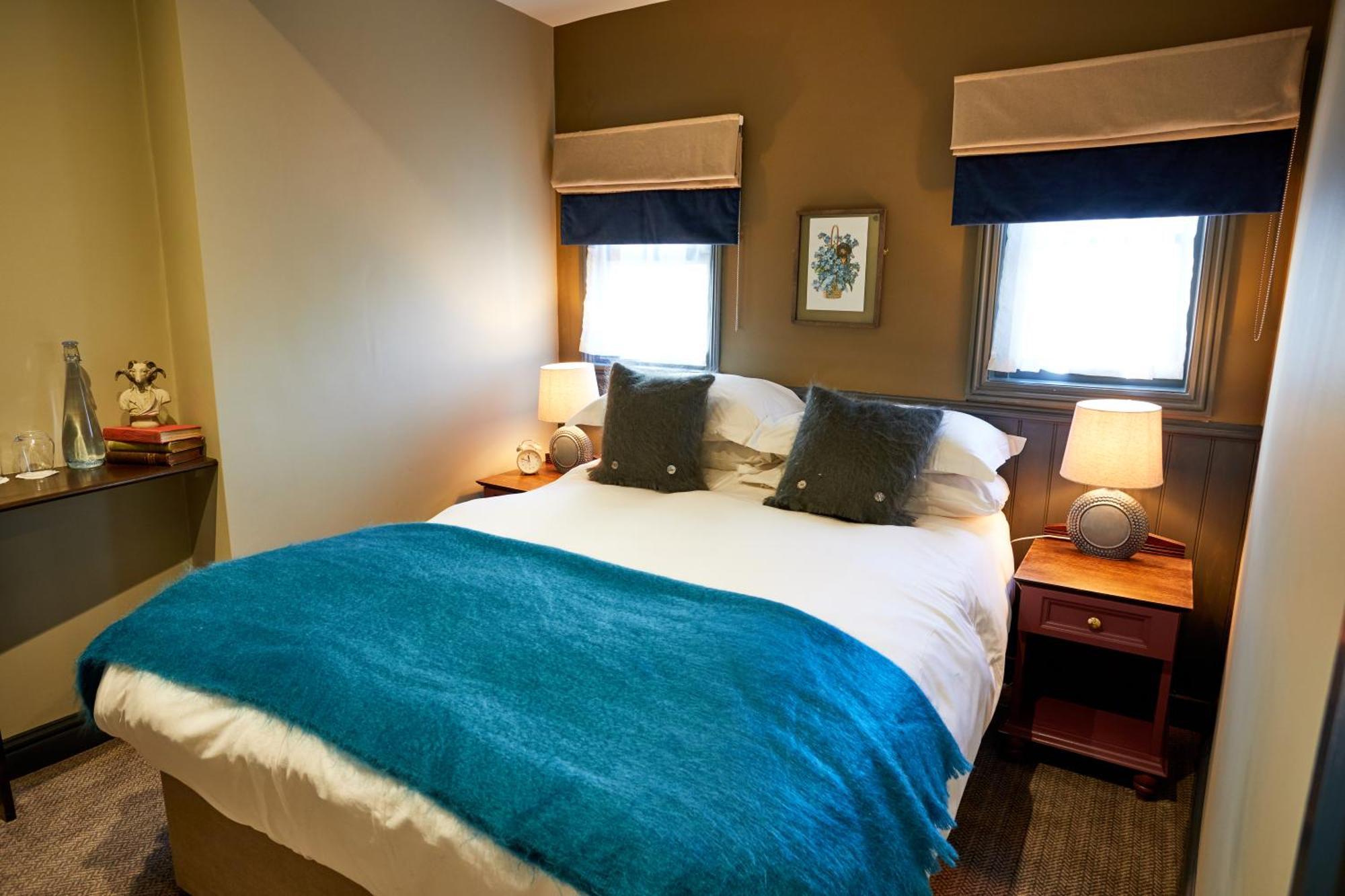 The Fleece At סירנססטר מראה חיצוני תמונה A bedroom at the hotel