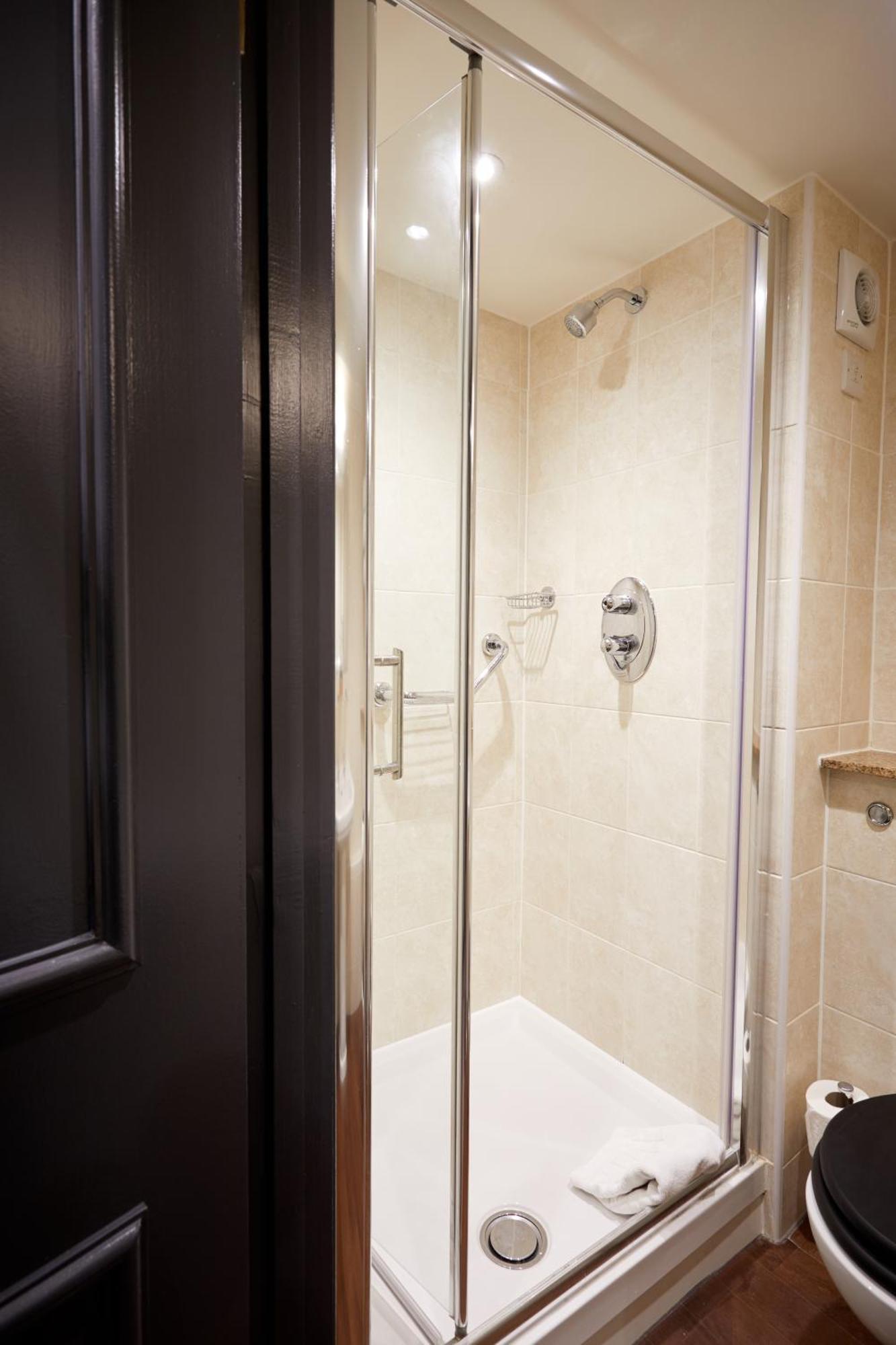 The Fleece At סירנססטר מראה חיצוני תמונה A shower enclosure