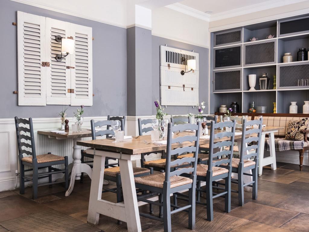 The Fleece At סירנססטר מראה חיצוני תמונה The interior of the restaurant