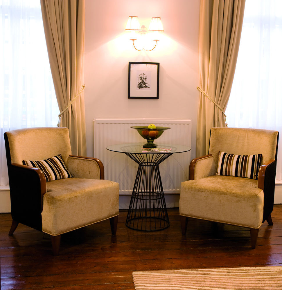 The Fleece At סירנססטר מראה חיצוני תמונה A pair of club chairs