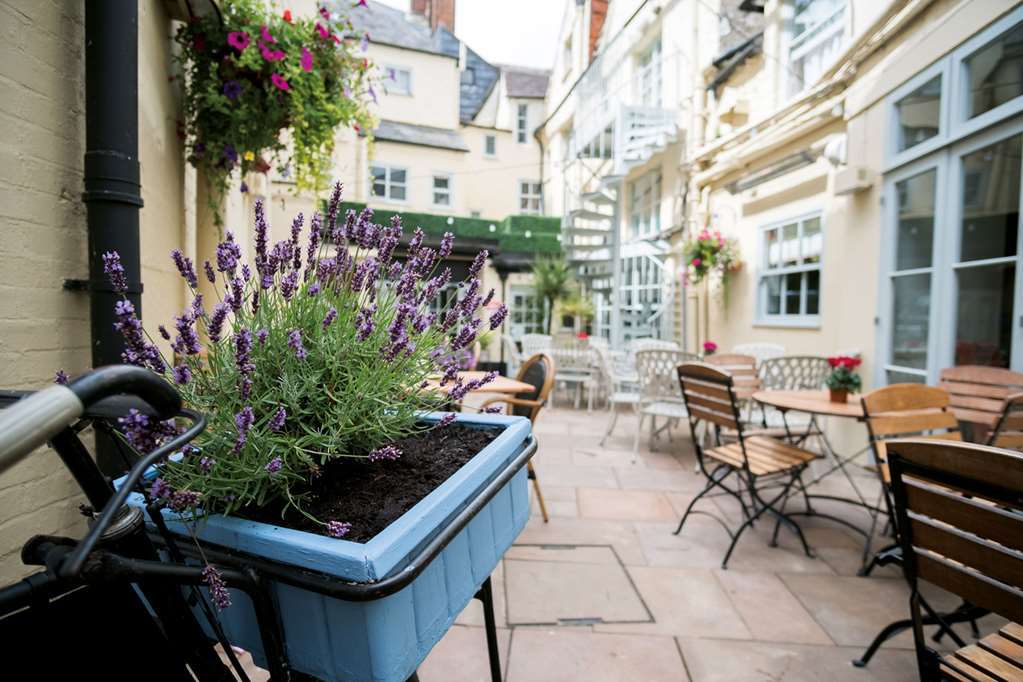 The Fleece At סירנססטר מראה חיצוני תמונה The courtyard at The Old Parsonage Hotel