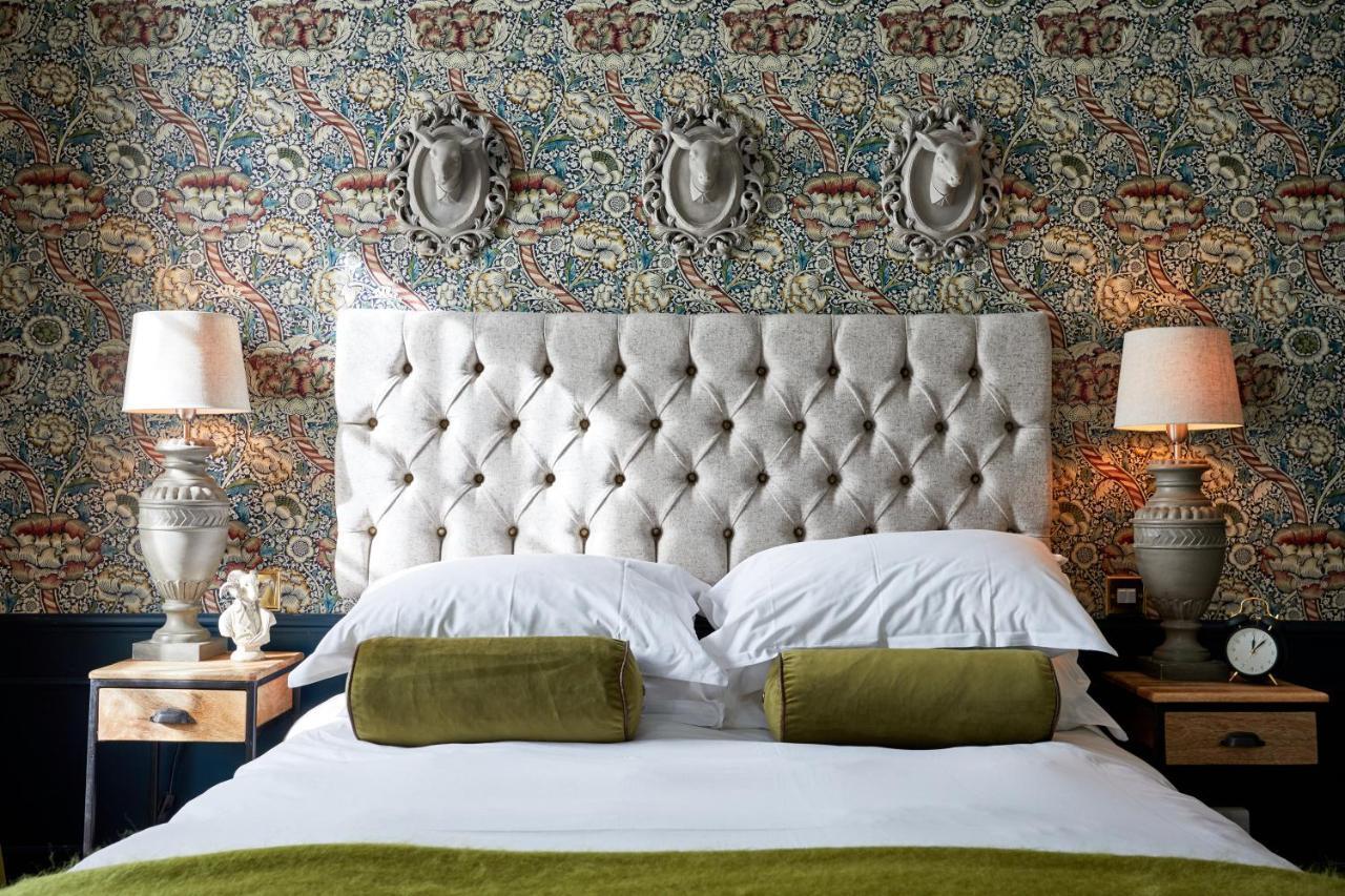 The Fleece At סירנססטר מראה חיצוני תמונה A bedroom at The Ivy Hotel