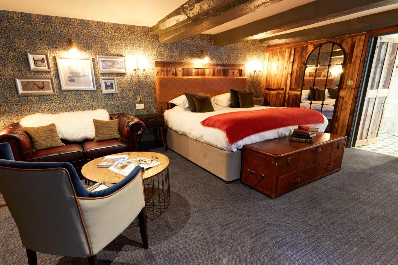 The Fleece At סירנססטר מראה חיצוני תמונה The hotel's interior