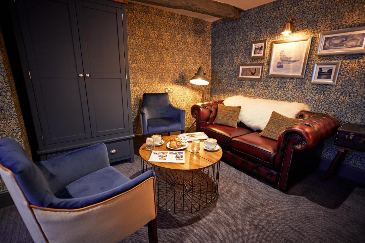 The Fleece At סירנססטר מראה חיצוני תמונה The lounge at the station
